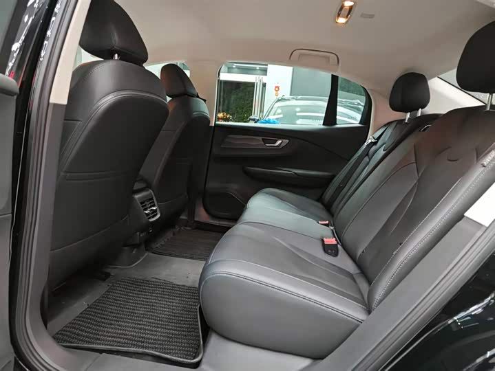 Фото 8 - Hongqi E-QM5