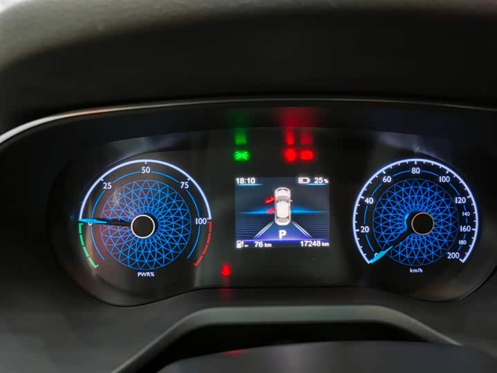 Фото 9 - Hongqi E-QM5