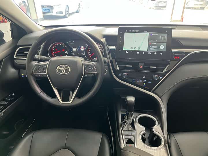 Фото 8 - Toyota Camry