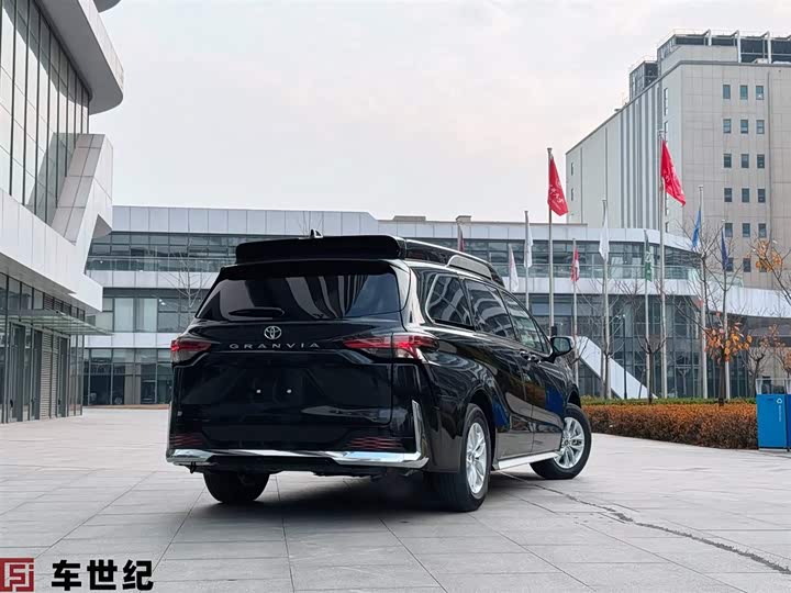 Фото 2 - Toyota Granvia