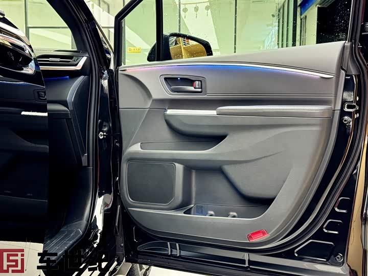 Фото 3 - Toyota Granvia