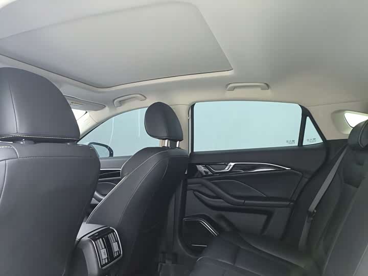 Фото 7 - Bestune B70