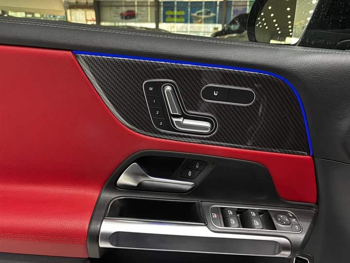 Фото 7 - Mercedes-Benz GLB-Class AMG