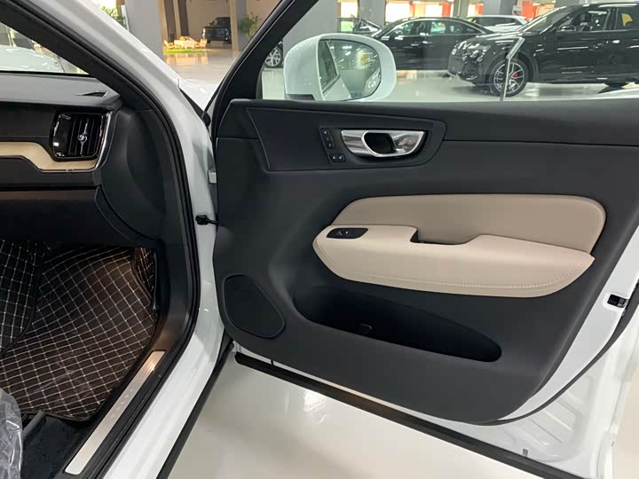 Фото 6 - Volvo XC60