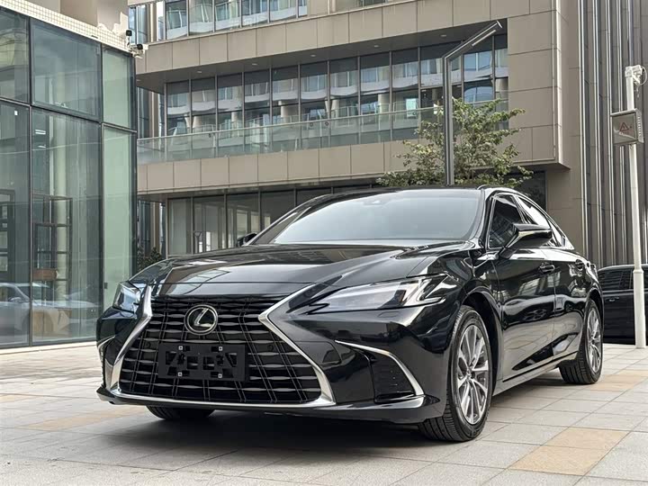 Фото 1 - Lexus ES