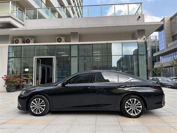 Фото 4 - Lexus ES
