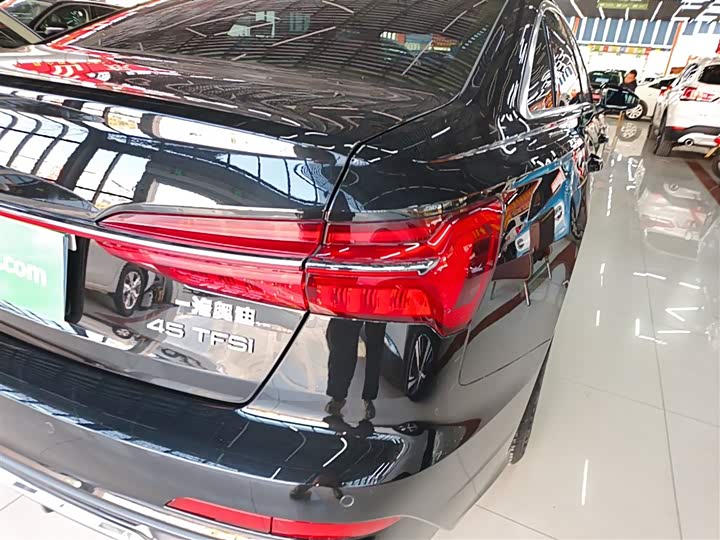 Фото 8 - Audi A6L