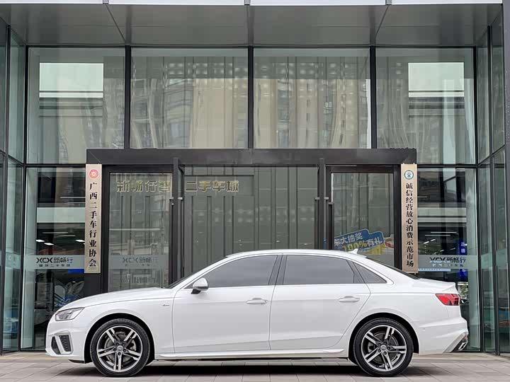 Фото 4 - Audi A4L