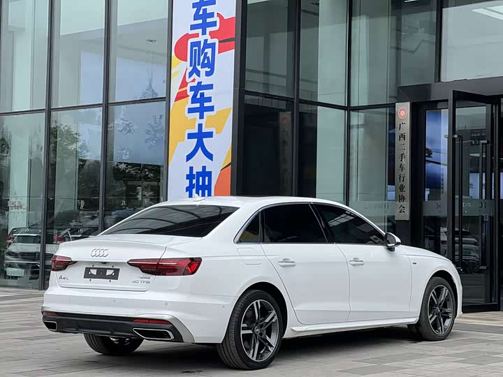 Фото 6 - Audi A4L