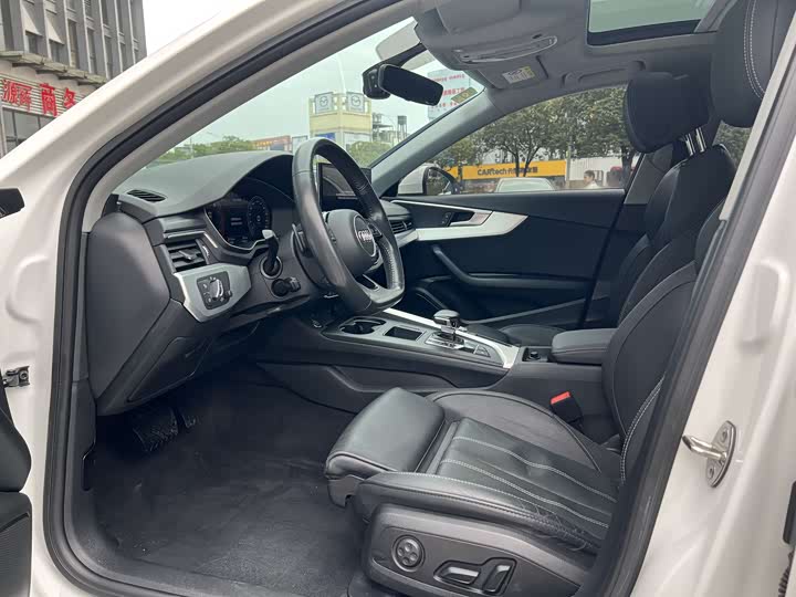 Фото 8 - Audi A4L