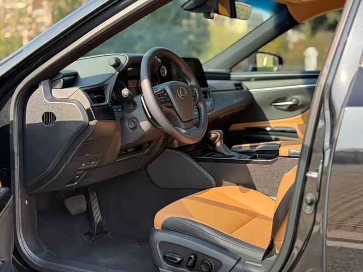 Фото 5 - Lexus ES