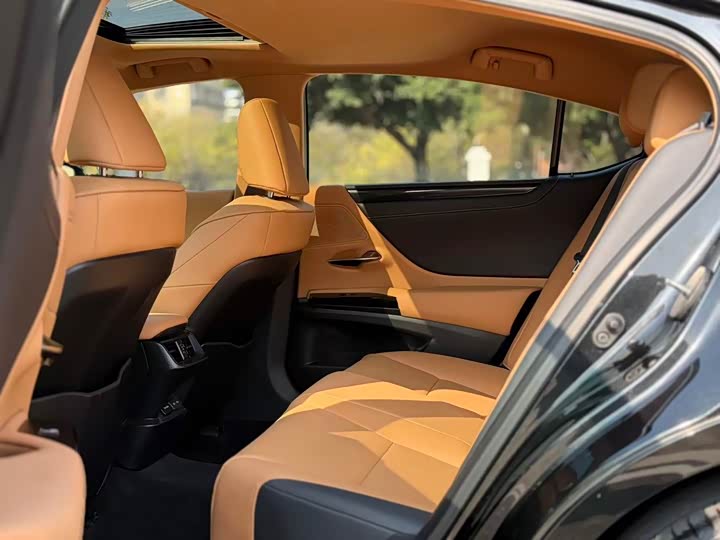 Фото 6 - Lexus ES