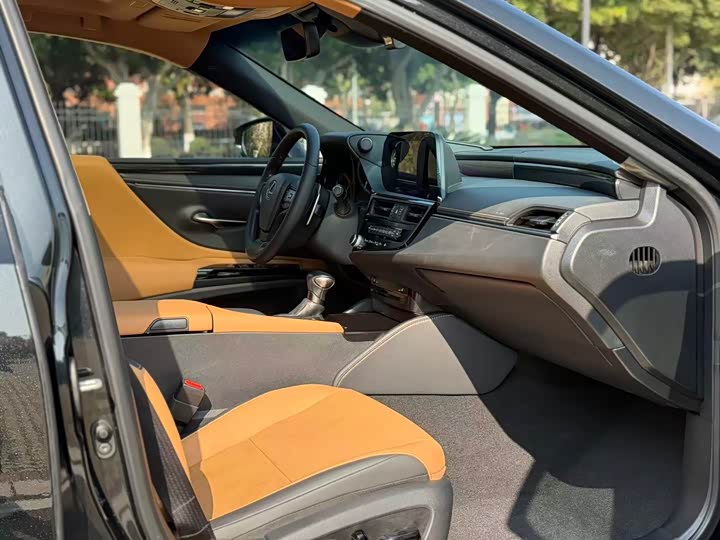 Фото 7 - Lexus ES