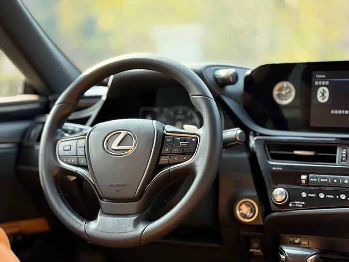 Фото 9 - Lexus ES