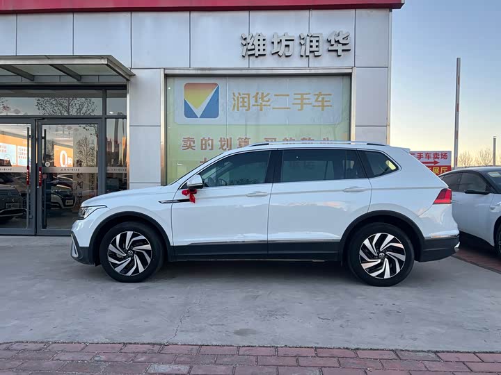 Фото 2 - Volkswagen Tiguan L Pro