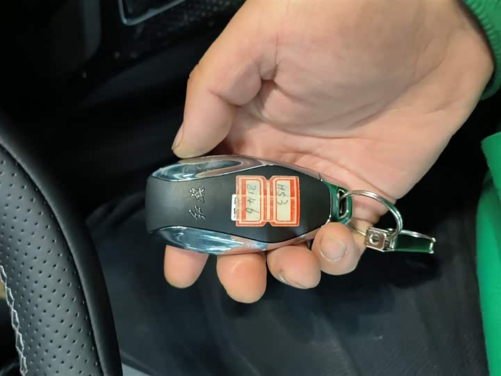 Фото 9 - Hongqi HS3 Hybrid