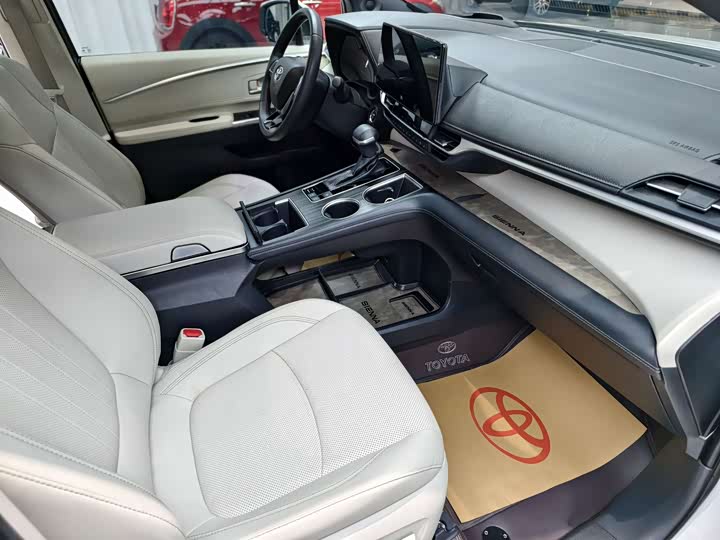 Фото 7 - Toyota Sienna