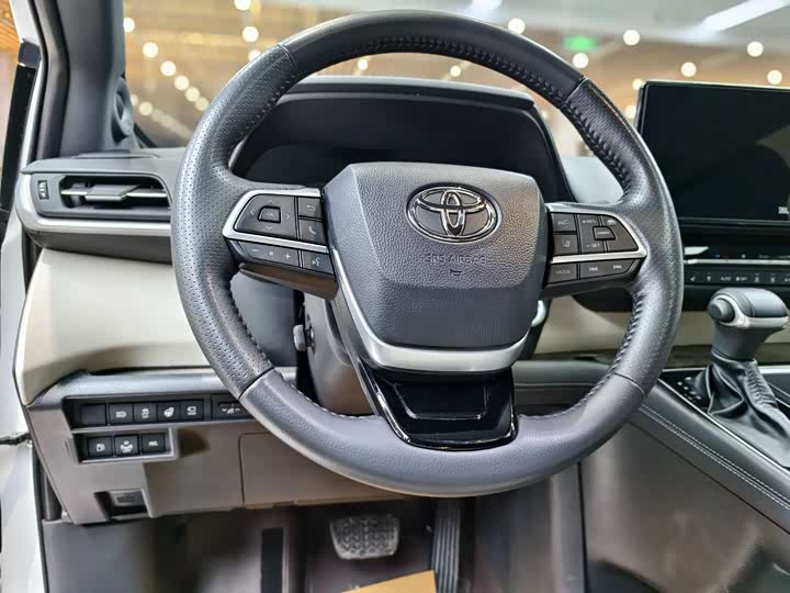 Фото 8 - Toyota Sienna