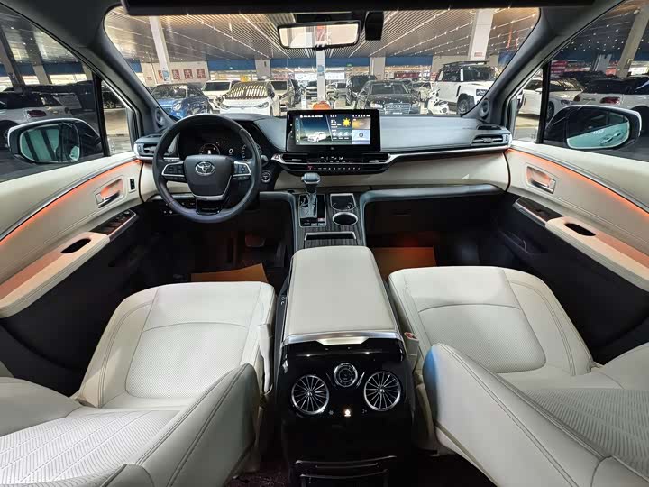 Фото 9 - Toyota Sienna