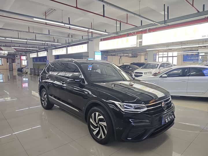 Фото 3 - Volkswagen Tiguan L Pro