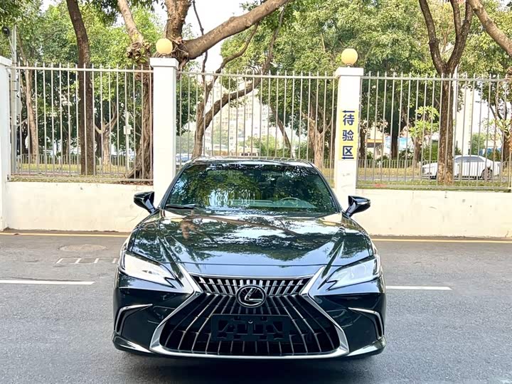 Фото 2 - Lexus ES