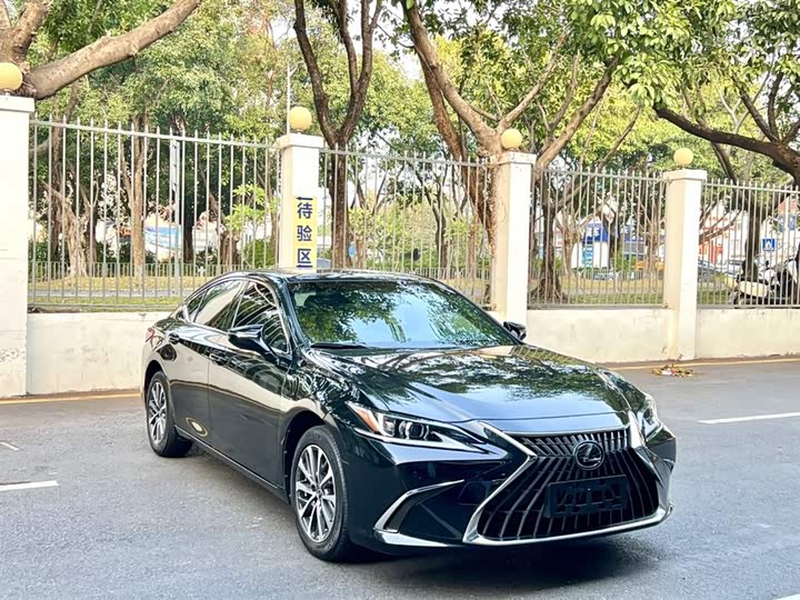 Фото 3 - Lexus ES