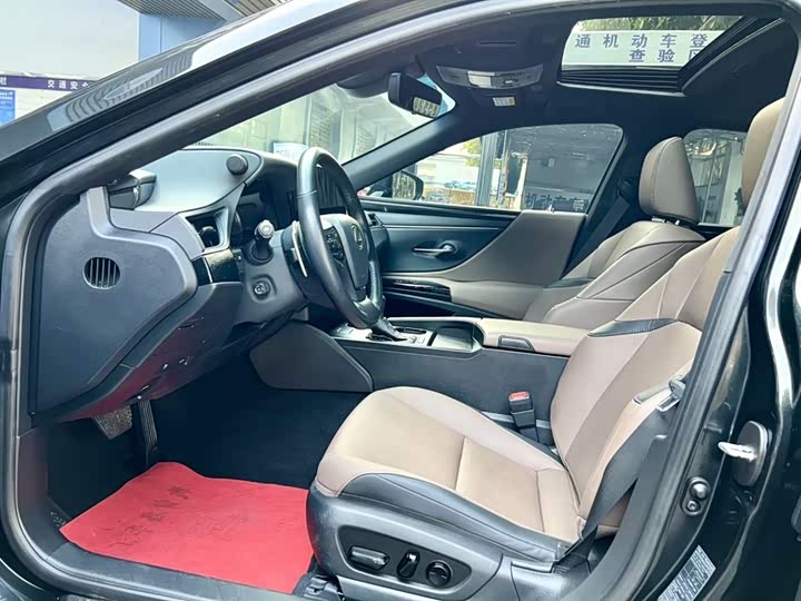 Фото 4 - Lexus ES