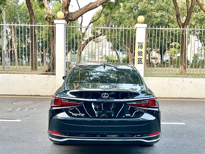 Фото 8 - Lexus ES