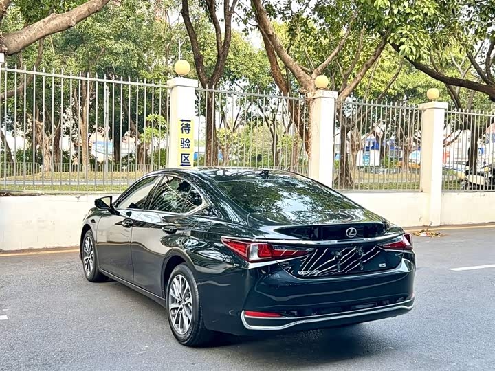 Фото 9 - Lexus ES