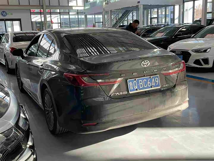 Фото 4 - Toyota Camry