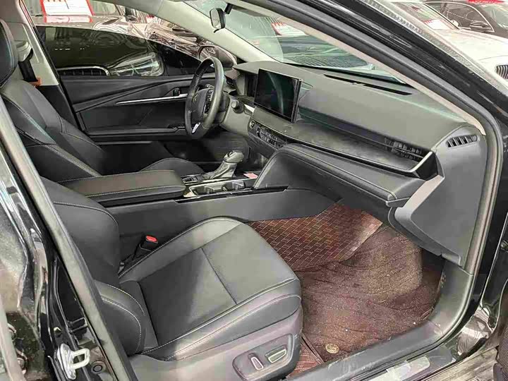 Фото 8 - Toyota Camry