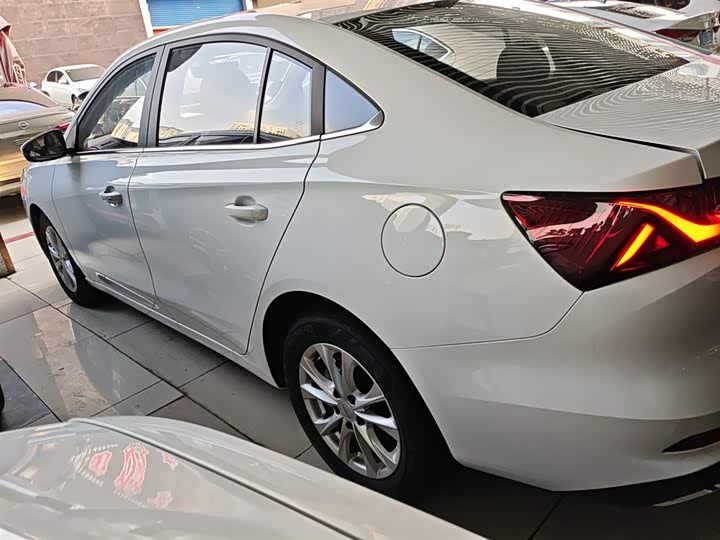 Фото 5 - Roewe i5