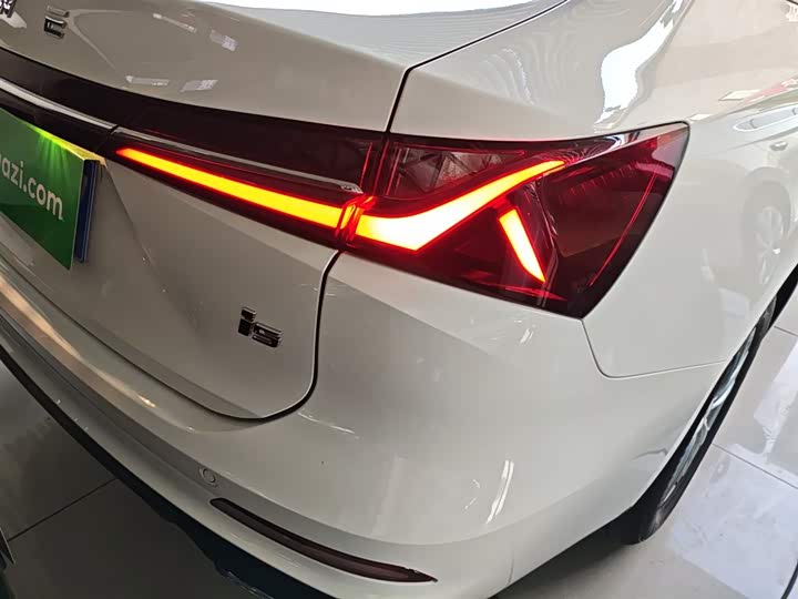 Фото 8 - Roewe i5