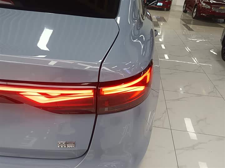 Фото 8 - Geely Emgrand