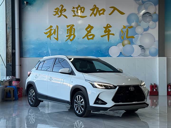 Фото 3 - Toyota Yaris L Hatchback