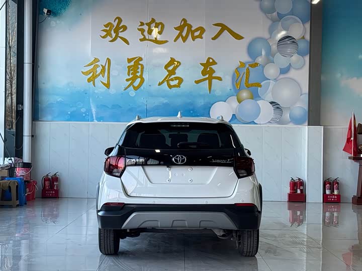 Фото 4 - Toyota Yaris L Hatchback