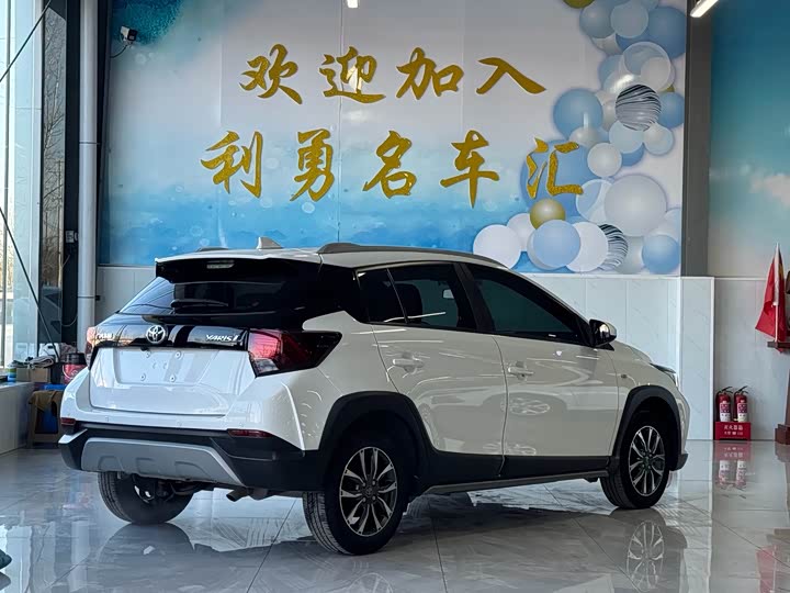 Фото 5 - Toyota Yaris L Hatchback