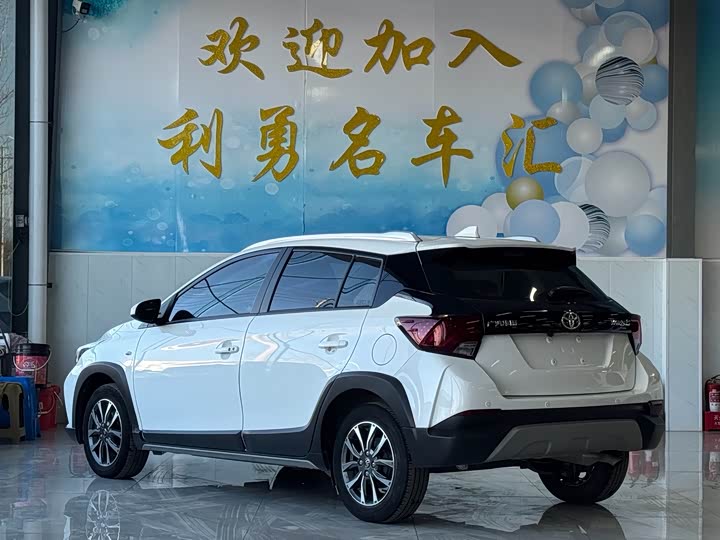 Фото 6 - Toyota Yaris L Hatchback