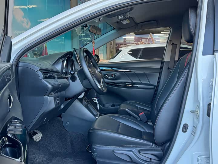 Фото 7 - Toyota Yaris L Hatchback