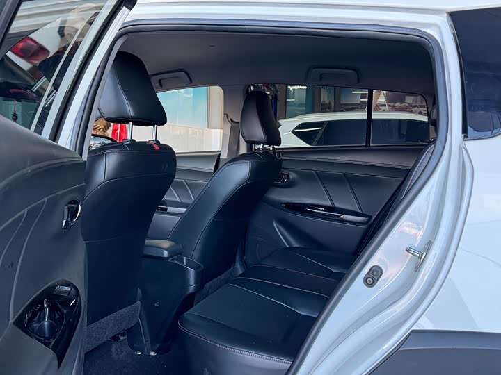 Фото 8 - Toyota Yaris L Hatchback