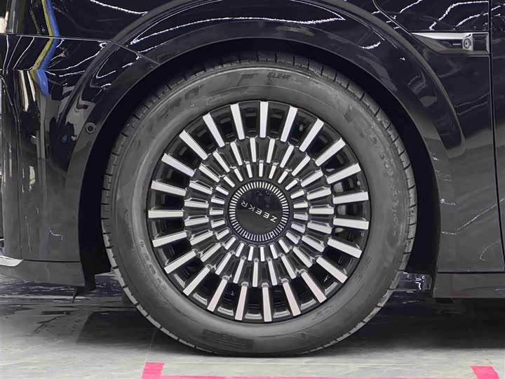 Фото 4 - Zeekr 009