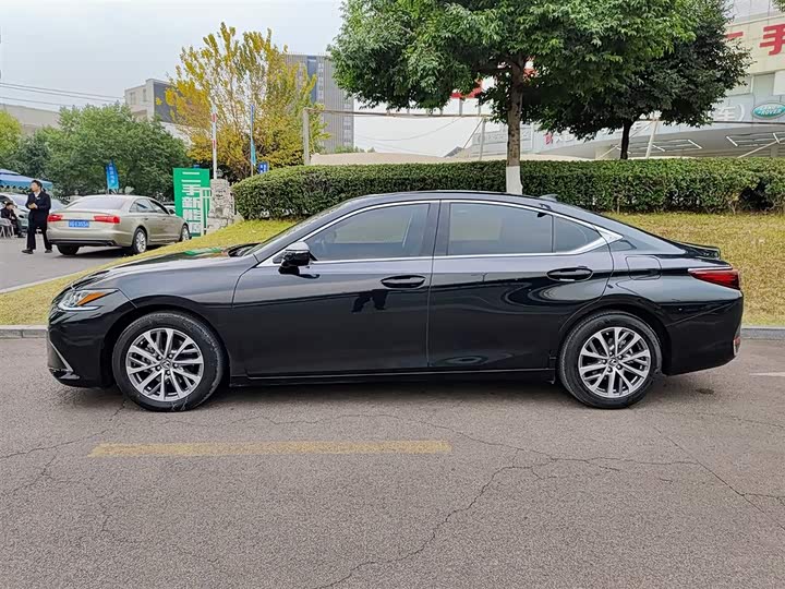 Фото 3 - Lexus ES