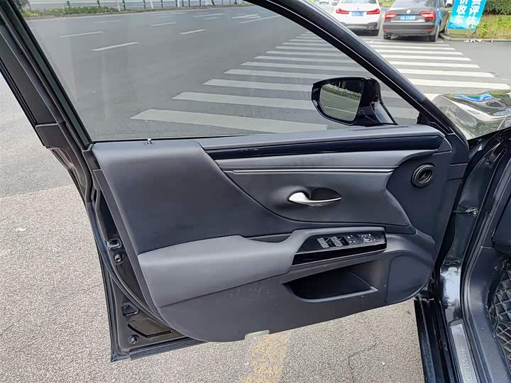 Фото 6 - Lexus ES