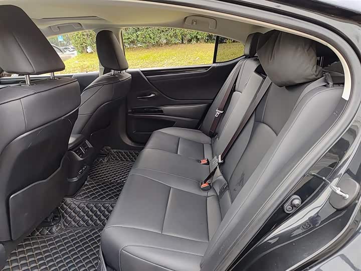 Фото 8 - Lexus ES