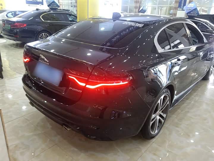 Фото 7 - Jaguar XE L