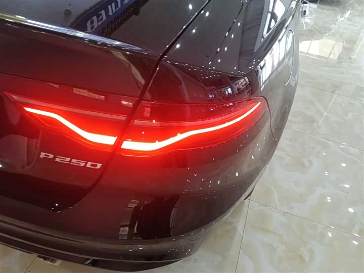 Фото 8 - Jaguar XE L