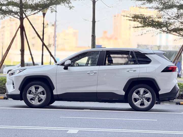 Фото 4 - Toyota RAV4