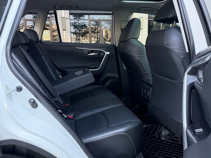 Фото 7 - Toyota RAV4