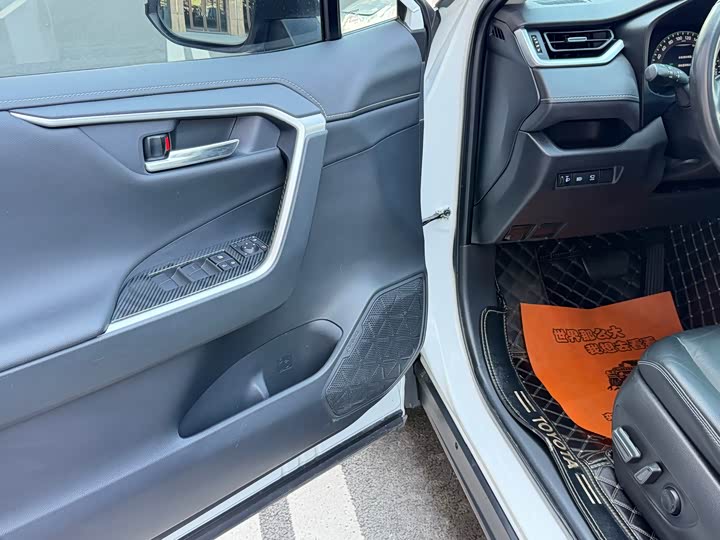 Фото 8 - Toyota RAV4