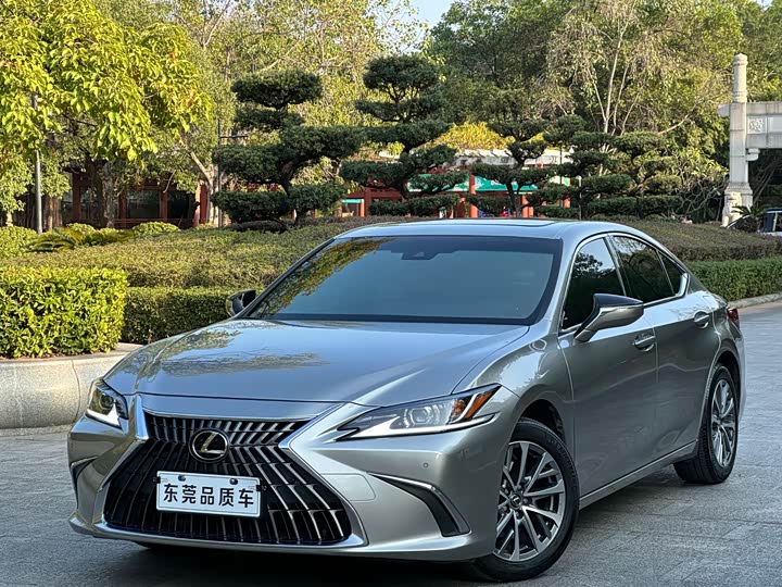 Фото 1 - Lexus ES